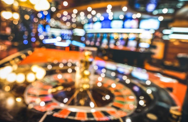 CQ9 live-dealer blackjack table on mobile phone screen with dealer and betting interface